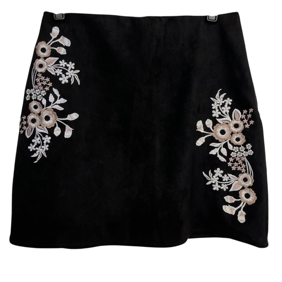 Jun & Ivy Black Mini Skirt M Floral Embroidered Faux Suede Boho‎ Y2K - Picture 1 of 5